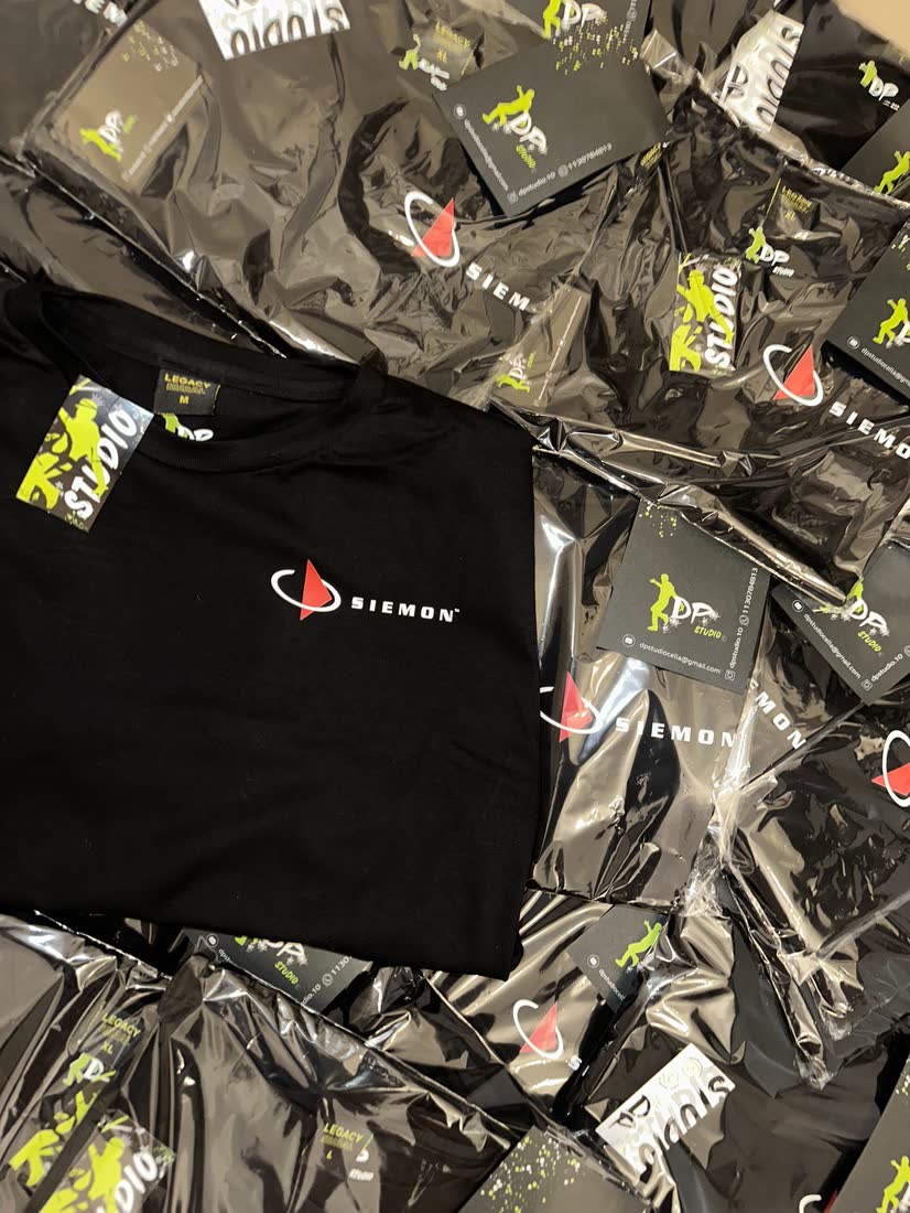 Remeras negras con logo de Siemon en sus bolsas con etiquetas DPSTUDIO